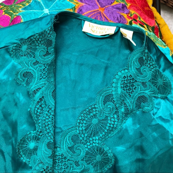 VTG VS | Slip Nightgown & Robe - Picture 7 of 14